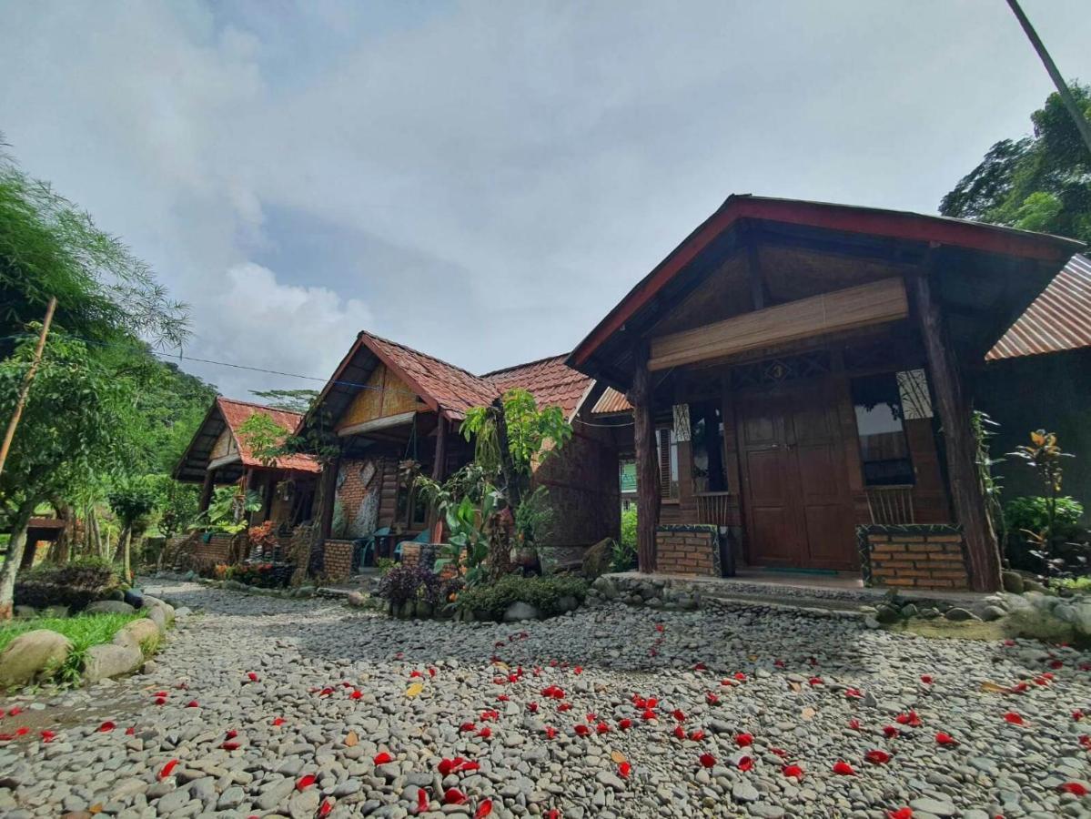 Lucky Bamboo'Bungalows-Resto And Orangutan Jungle Trekking Tours Букит-Лаванг Экстерьер фото