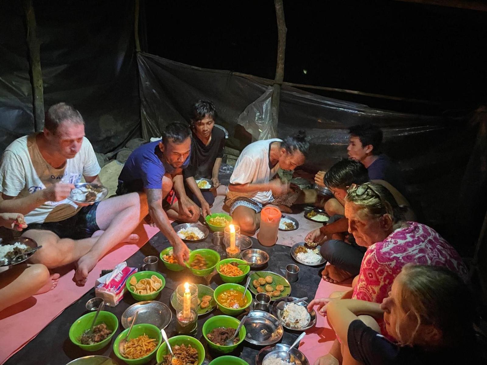 Lucky Bamboo'Bungalows-Resto And Orangutan Jungle Trekking Tours Букит-Лаванг Экстерьер фото